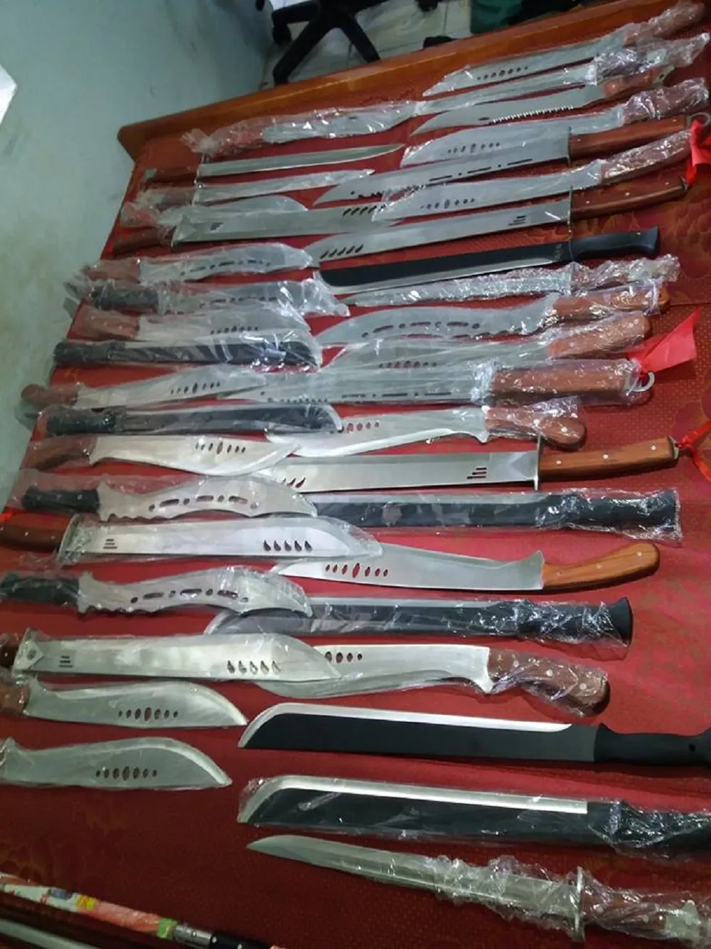 Mang 'kho' dao kiếm rao bán trên Facebook ảnh 2