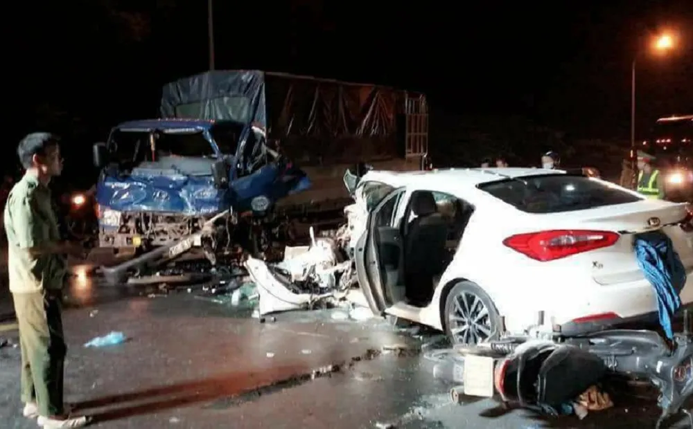 Va trực diện xe tải, đầu ô tô 4 chỗ biến dạng ảnh 1