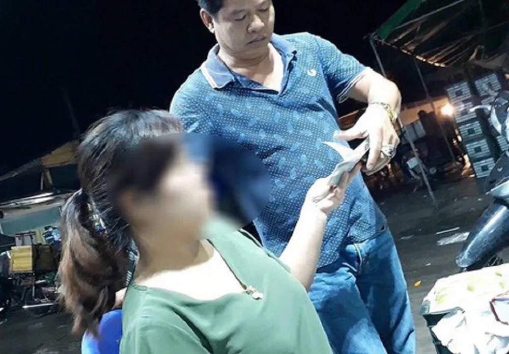 Sáng nay xét xử Hưng 'kính' chèn ép tiểu thương chợ Long Biên ảnh 3 Sáng nay xét xử Hưng 'kính' chèn ép tiểu thương chợ Long Biên ảnh 3