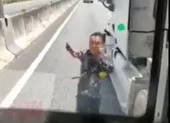 Đề xuất tài xế bị trừ nhiều điểm phải mua bảo hiểm giá cao ảnh 3 Cầm dao chặt gương xe khách trên cao tốc TP.HCM - Trung Lương
