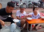 Quạt trần rơi trong lớp, một học sinh lớp 2 nhập viện ảnh 2 Con trai bà Tân Vlog bị xử phạt vì video nấu gà nguyên lông