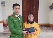 9 người Trung Quốc vượt biên, bị phát hiện trốn vào rừng ảnh 2 Công an tìm được túi tiền của người phụ nữ treo nhầm xe máy