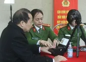 Công dân ngoài 60 tuổi có phải đổi thẻ CCCD gắn chip điện tử? ảnh 2 Cận cảnh công an cấp thẻ CCCD gắn chip cho người dân