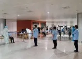Thêm 36 ca COVID-19, Bình Dương có ca đầu tiên ảnh 1 TP.HCM lấy mẫu giám sát COVID-19 người làm việc tại sân bay