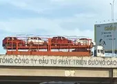 Bất chấp nguy hiểm, xe đầu kéo đi lùi trên đường cao tốc