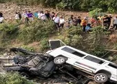 2 người rơi xuống đất do trần nhà chung cư bị thủng ảnh 1 Tai nạn làm 3 xe rơi xuống vực, nhiều người bị thương