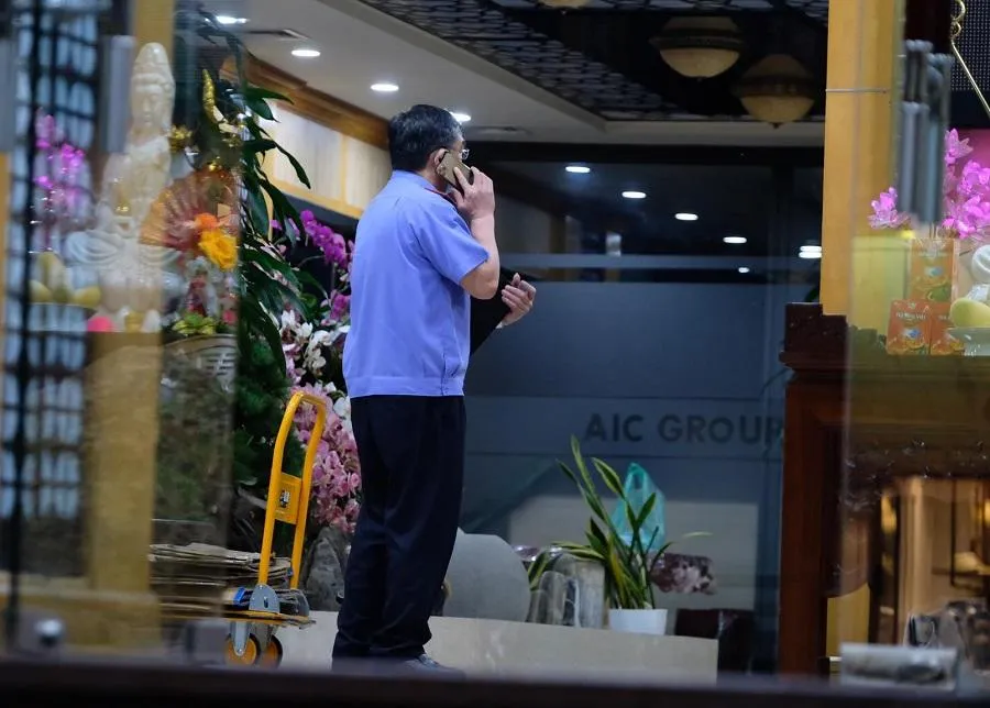 Cán bộ kiểm sát viên có mặt tại trụ sở công ty. Ảnh: UYÊN TRANG Cán bộ kiểm sát viên có mặt tại trụ sở công ty. Ảnh: UYÊN TRANG