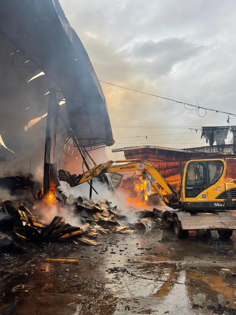 Đến khoảng 5 giờ 10 phút, lực lượng Cảnh sát PCCC&CNCH đã cơ bản khống chế được đám cháy Đến khoảng 5 giờ 10 phút, lực lượng Cảnh sát PCCC&CNCH đã cơ bản khống chế được đám cháy