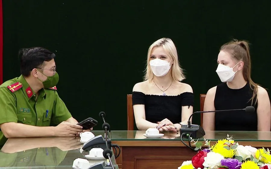 Công an quận Hoàn Kiếm (Hà Nội) thực hiện việc trao trả lại tài sản gồm hai chiếc điện thoại cho hai vị nữ khách du lịch người Nga. Ảnh: P.B Công an quận Hoàn Kiếm (Hà Nội) thực hiện việc trao trả lại tài sản gồm hai chiếc điện thoại cho hai vị nữ khách du lịch người Nga. Ảnh: P.B