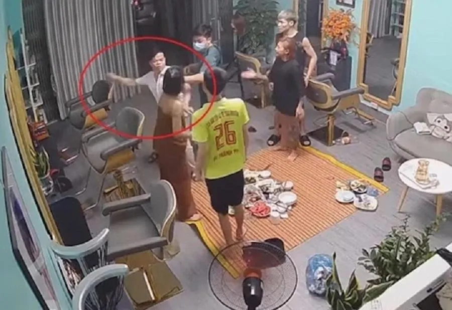 Ông Đặng Đình Đoàn tát một phụ nữ. Ảnh: Cắt từ clip