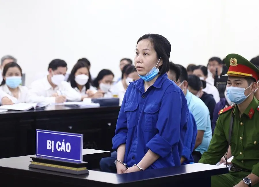 Bị cáo Nguyễn Thị Hà Thành cùng các đồng phạm tại tòa chiều 5-5. Ảnh: TP