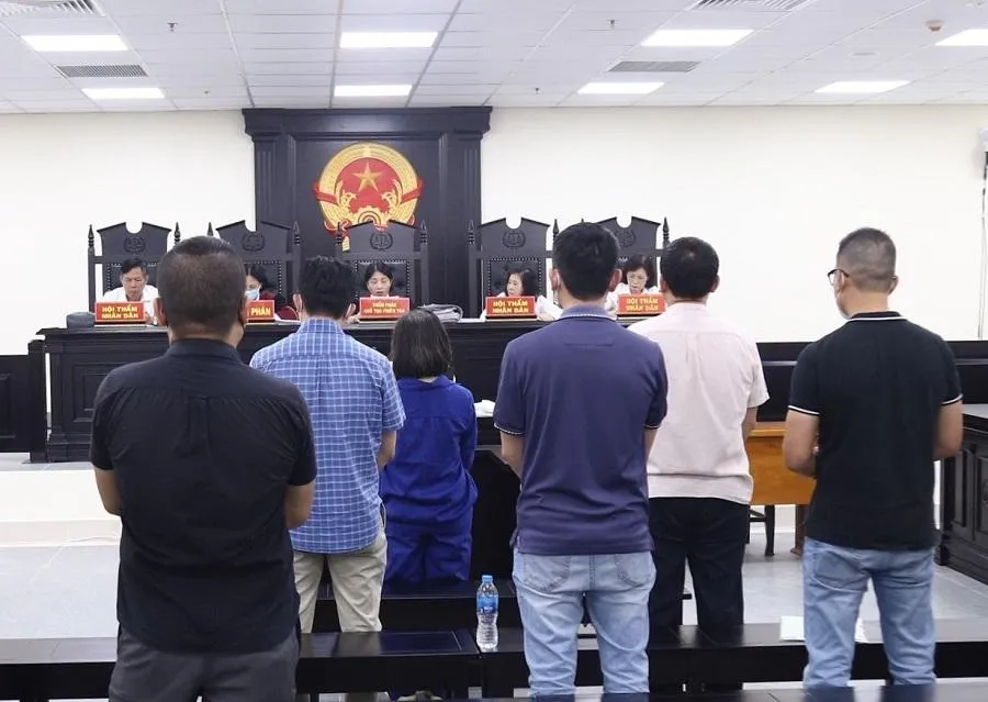 Các bị cáo tại tòa ngày 9-5. Ảnh: TP