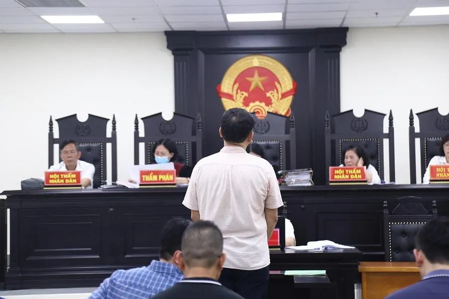 Bị cáo Phan Huy Chí trả lời HĐXX chiều 9-5. Ảnh: TP Bị cáo Phan Huy Chí trả lời HĐXX chiều 9-5. Ảnh: TP