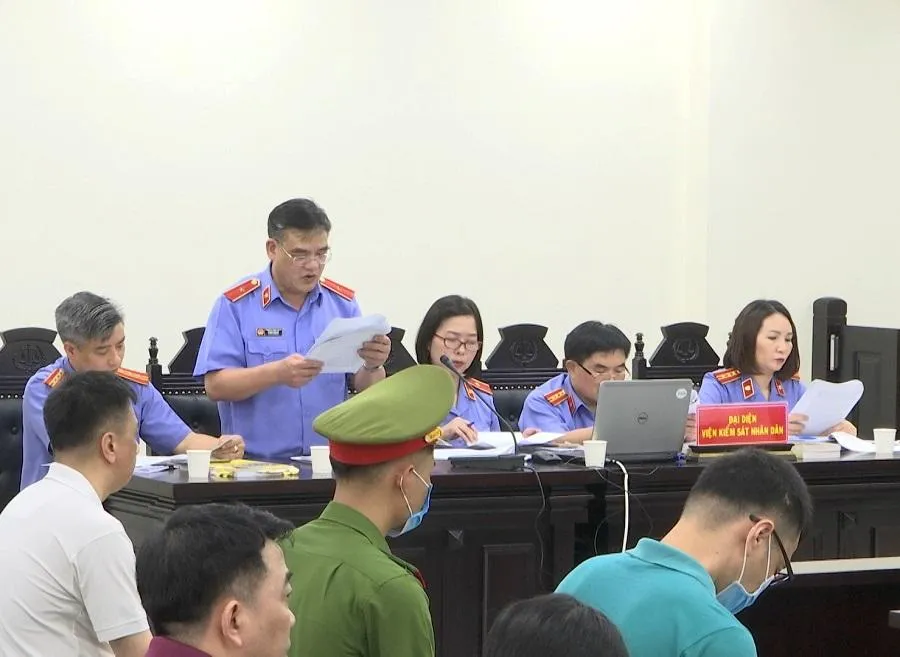 Đại diện VKS thực hành quyền công tố tại tòa. Ảnh: UYÊN TRANG