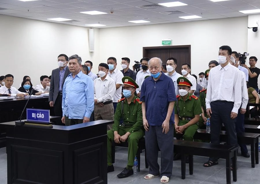 Trong số 17 bị cáo hầu tòa, 14 người là cựu lãnh đạo, cán bộ VEAM. Ảnh: UYÊN TRANG