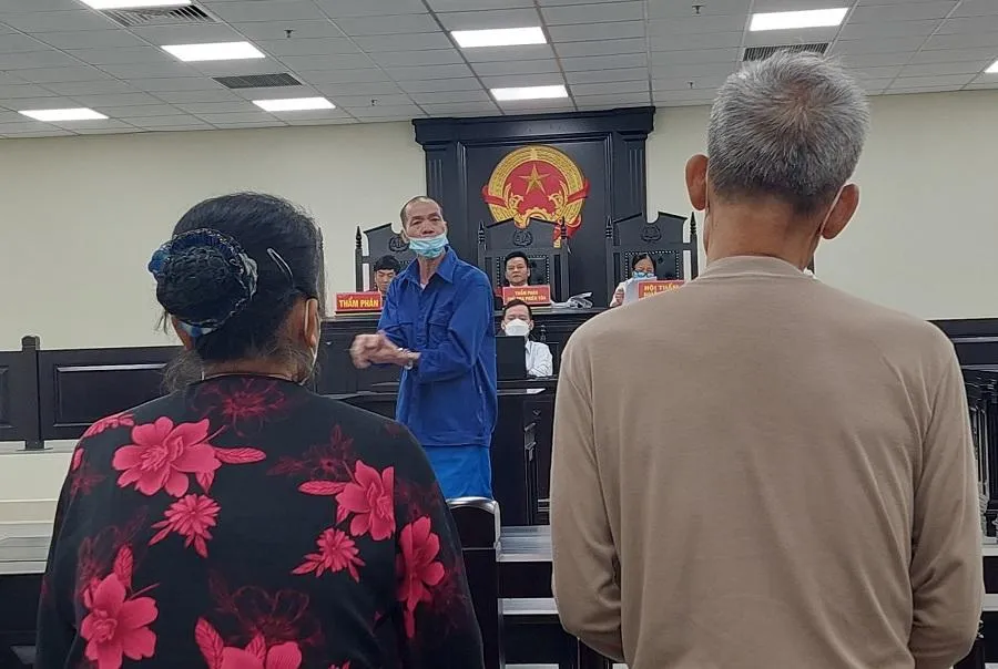 Bị cáo Đặng Văn Hoa quay xuống giải thích rồi xin lỗi anh trai và chị dâu. Ảnh: TP