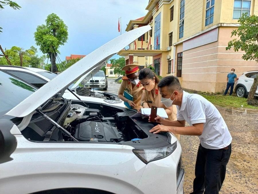 Công an huyện Quảng Ninh, Quảng Bình làm thủ tục cấp đăng ký ô tô cho người dân. Ảnh: NHẬT NHẬT