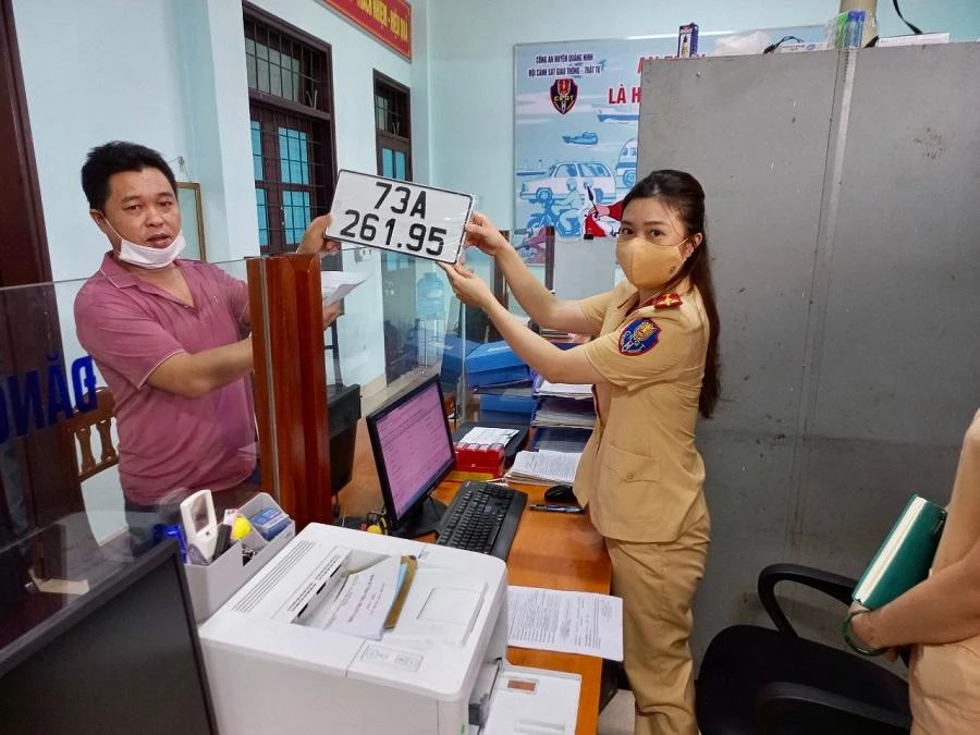 Người dân đăng ký xe ô tô tại công an huyện Quảng Ninh, Quảng Bình. Ảnh: NHẬT NHẬT