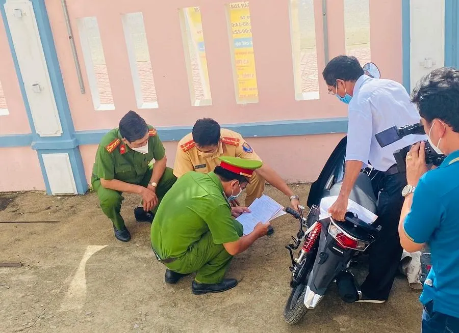 Bộ Công an cho biết cả nước có công an tại 3.419 xã đủ điều kiện sẽ triển khai đăng ký, cấp biển số xe mô tô, xe gắn máy. Ảnh: NHẬT NHẬT
