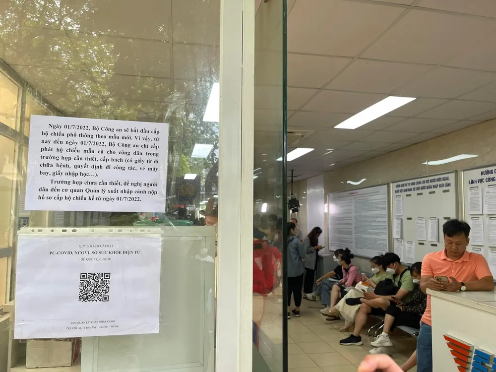 Thông báo của cơ quan công an về việc từ nay đến 1-7-2022 sẽ chỉ cấp hộ chiếu các trường hợp cấp bách. Ảnh: TUYẾN PHAN