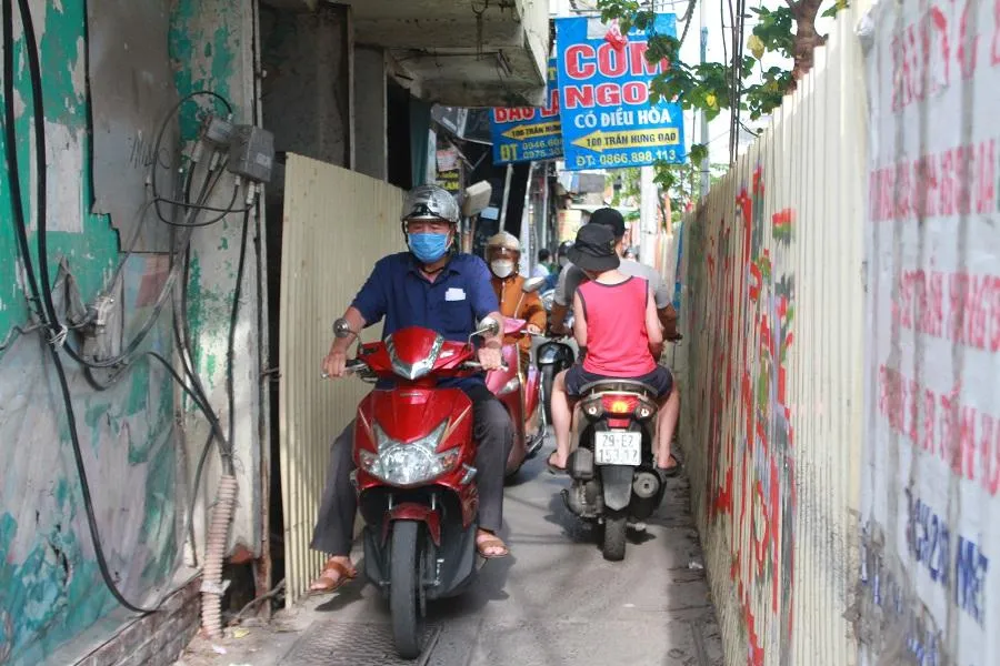 Bên phía dãy nhà chẵn phố Trần Hưng Đạo chỉ còn một đoạn vỉa hè nhỏ, dài khoảng 100m cho xe máy lưu thông. Ảnh: MINH TRÚC Bên phía dãy nhà chẵn phố Trần Hưng Đạo chỉ còn một đoạn vỉa hè nhỏ, dài khoảng 100m cho xe máy lưu thông. Ảnh: MINH TRÚC