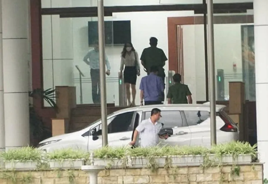 Lực lượng công an cùng viện kiểm sát có mặt tại trụ sở Bộ Y tế. Ảnh: PHI HÙNG