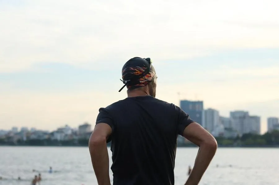 Cũng như nhiều người dân, người nước ngoài sống ở khu vực gần hồ trang bị giống với vận động viên bơi lội để tham gia tắm mát cùng mọi người.