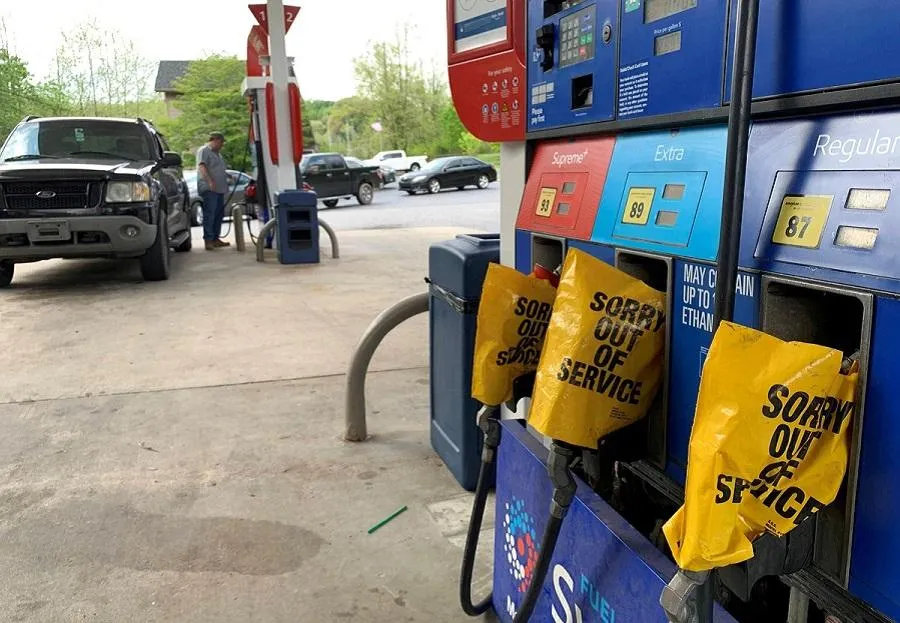 Giá xăng trung bình tại Mỹ đã chạm ngưỡng 5 USD/gallon. Ảnh: Reuters