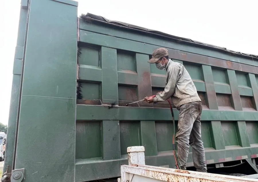 Một trường hợp xe tự ý cơi nới thùng bị cưỡng chế cắt gọt - Ảnh: CA Một trường hợp xe tự ý cơi nới thùng bị cưỡng chế cắt gọt - Ảnh: CA