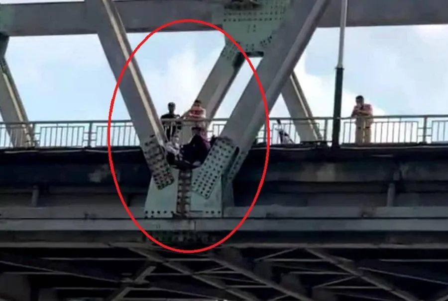 Tổ công tác CSGT huy động xuồng máy, ô tô để giải cứu một thai phụ định nhảy cầu tự tử. Ảnh: CA