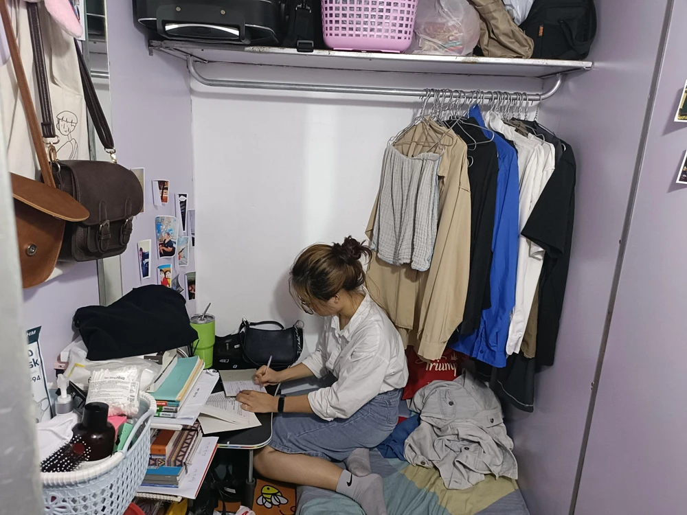 Thay vì tìm mọi cách cắt giảm chi tiêu, nhiều sinh viên chọn giải pháp tìm nhiều công việc để tăng thu nhập