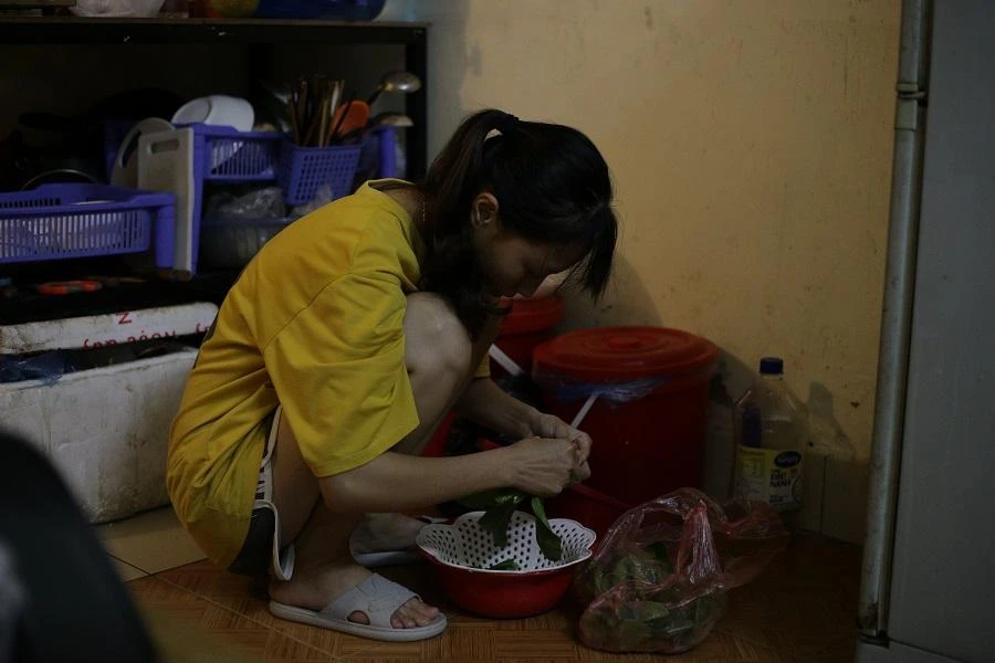 Khó khăn khi vừa trải qua đợt dịch COVID-19 kéo dài, sinh viên lại phải đối mặt với thời điểm mà giá xăng, giá các mặt hàng tiêu dùng tăng cao