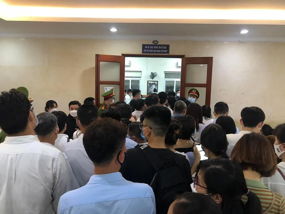 Rất đông người dân đến xếp hàng làm thủ tục, sau gần một tháng lực lượng công an tạm dừng cấp hộ chiếu cho các trường hợp &quot;không cấp bách&quot;. Ảnh: UYÊN TRANG