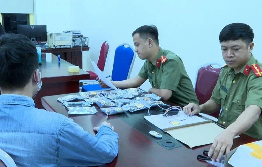 Công an TP Hải Phòng triệt phá ổ nhóm mua bán thiết bị gian lận siêu nhỏ. Ảnh: CA