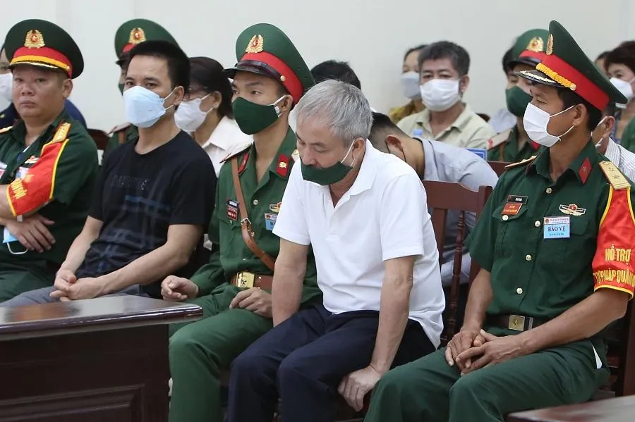 Cựu thiếu tướng Lê Văn Minh (áo trắng) tại tòa. Ảnh: UYÊN TRANG