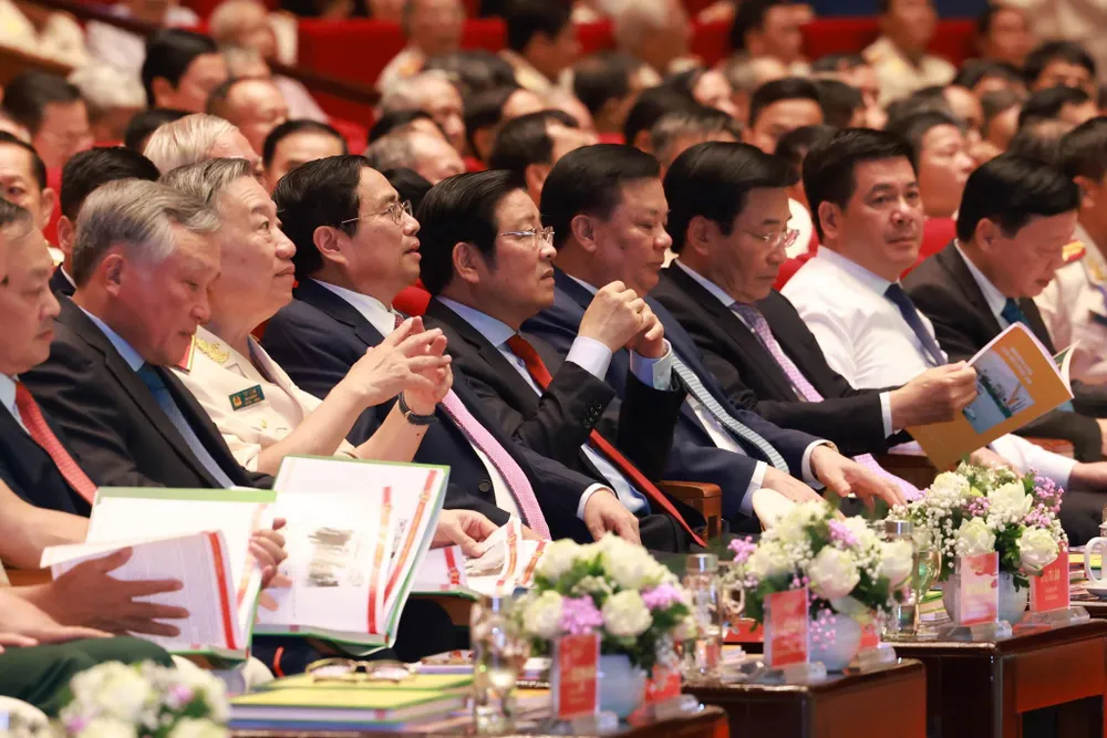 Thủ tướng đánh giá, lực lượng Cảnh sát nhân dân Việt Nam thực sự xứng đáng là đội quân anh hùng của Nhân dân Việt Nam anh hùng, của dân tộc Việt Nam anh hùng. Ảnh: UYÊN TRANG