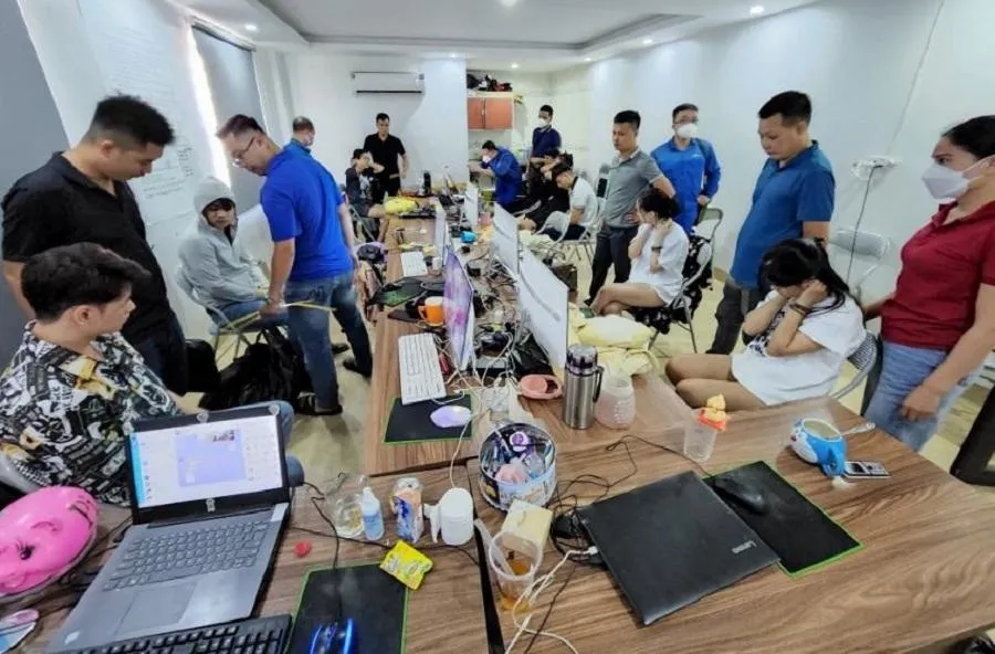 Bộ Công an triệt phá ổ nhóm cho vay qua app, chuyên ‘khủng bố’ con nợ, lãi suất “cắt cổ” lên tới 2.000%/năm. Ảnh: CA