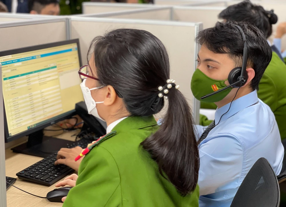 Lực lượng chức năng giải đáp thắc mắc của công dân về CCCD gắn chip. Ảnh: UT