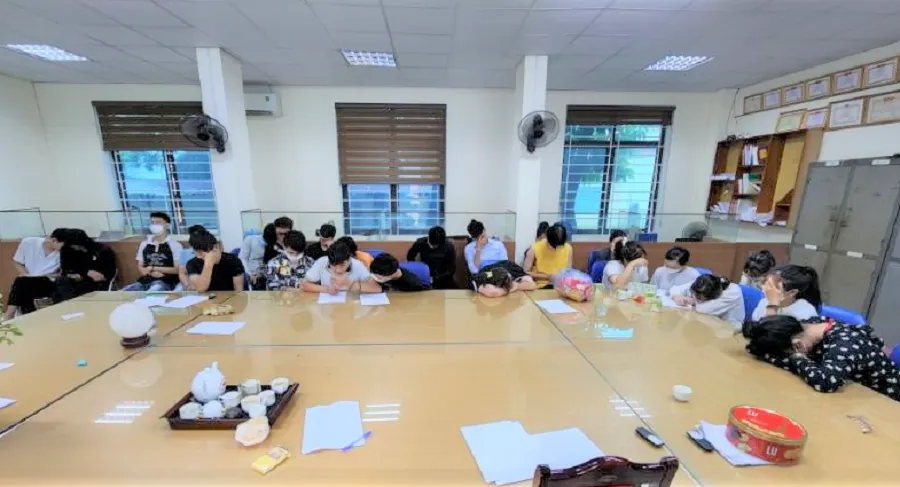 Các đối tượng trong đường dây cho vay qua app tại thời điểm bị triệt phá. Ảnh: CA