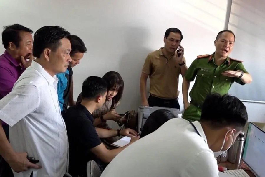 Bộ Công an vừa phối hợp với Công an tỉnh Lào Cai triệt phá đường dây cho vay nặng lãi quy mô lớn qua app điện thoại, hoạt động xuyên biên giới. Hôm 12-7, lực lượng công an đồng loạt triệu tập, làm việc với 41 đối tượng, thu giữ 72 điện thoại di động, 43 máy tính, nhiều chứng từ, con dấu của hai công ty và các giấy tờ, tài liệu có liên quan đến hành vi cho vay lãi nặng. Trong ảnh là Đại tá Trần Quốc Huy - Phó Giám đốc Công an tỉnh Lào Cai - trực tiếp chỉ đạo tổ công tác tại TP Lào Cai. Ảnh: CACC