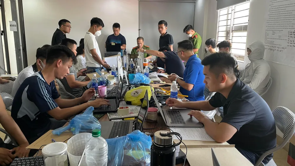 Theo Bộ Công an, nhóm đối tượng thành lập các bộ phận chuyên trách đặt tại địa bàn ba tỉnh, thành phố, gồm: bộ phận quản lý, điều hành, thẩm định, hỗ trợ hoạt động vay ở TP.HCM; bộ phận trung gian thanh toán hoạt động chi hộ/thu hộ ở Hà Nội; bộ phận nhắc nợ/thu hồi nợ ở Lào Cai. Ảnh: CACC