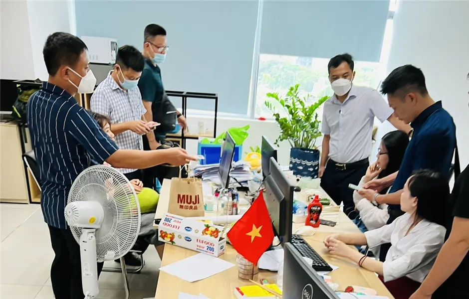 Sau đó, hồ sơ vay của khách hàng sẽ được bộ phận thẩm định kiểm tra, đánh giá, nếu đáp ứng đủ các điều kiện sẽ được duyệt khoản vay. Bộ phận trung gian thanh toán sẽ tiến hành giải ngân (chuyển số tiền vay) vào tài khoản ngân hàng của khách hàng là 59,9 % so với số tiền khách vay. Các đối tượng cho vay được hưởng lợi 40,1% được gọi là các khoản phí và lãi suất cho gói vay 7 ngày. Trong thời gian 7 ngày, khách hàng phải thanh toán khoản vay vào tài khoản do các đối tượng chỉ định. Ảnh: CACC