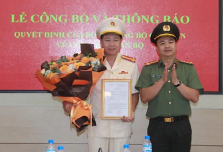 Đại tá Hoàng Văn Hà (phải), Cục trưởng Cục An ninh điều tra trao quyết định bổ nhiệm cho Đại tá Phan Thành Bá, Phó Cục trưởng Cục An ninh điều tra. Ảnh: CAND
