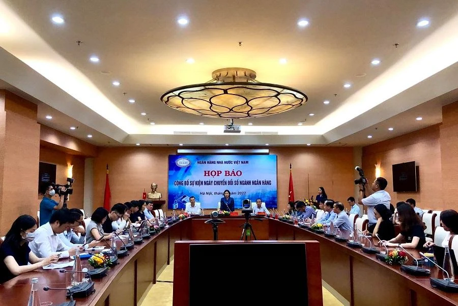 Buổi họp báo công bố sự kiện “Ngày chuyển đổi số” của Ngân hàng Nhà nước. Ảnh: MINH TRÚC