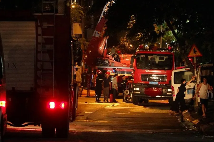 Khoảng 21 giờ, nhiều xe cứu hỏa và cảnh sát PCCC vẫn có mặt tại hiện trường. Ảnh: PHI HÙNG Khoảng 21 giờ, nhiều xe cứu hỏa và cảnh sát PCCC vẫn có mặt tại hiện trường. Ảnh: PHI HÙNG