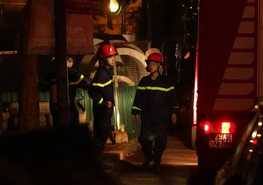 Lực lượng Cảnh sát PCCC làm nhiệm vụ tại hiện trường vụ cháy. Ảnh: PHI HÙNG Lực lượng Cảnh sát PCCC làm nhiệm vụ tại hiện trường vụ cháy. Ảnh: PHI HÙNG