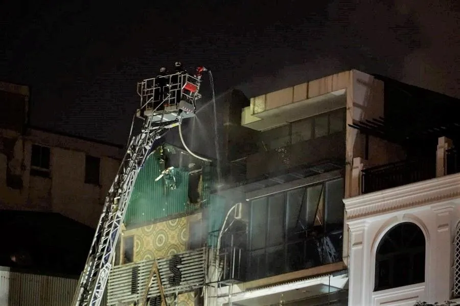 Khói từ tầng cao của ngôi nhà vẫn xuất hiện dù không còn bốc lên dữ dội, công tác làm mát, ngăn ngọn lửa bùng phát trở lại vẫn đang được duy trì. Ảnh: PHI HÙNG Khói từ tầng cao của ngôi nhà vẫn xuất hiện dù không còn bốc lên dữ dội, công tác làm mát, ngăn ngọn lửa bùng phát trở lại vẫn đang được duy trì. Ảnh: PHI HÙNG