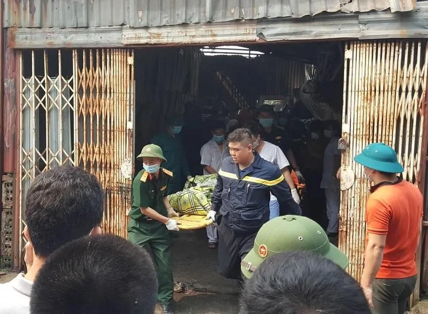 Lực lượng chức năng đưa thi thể các nạn nhân trong vụ cháy nhà xưởng trên phố Đại Linh ra khỏi hiện trường. Ảnh: UYÊN TRANG Lực lượng chức năng đưa thi thể các nạn nhân trong vụ cháy nhà xưởng trên phố Đại Linh ra khỏi hiện trường. Ảnh: UYÊN TRANG