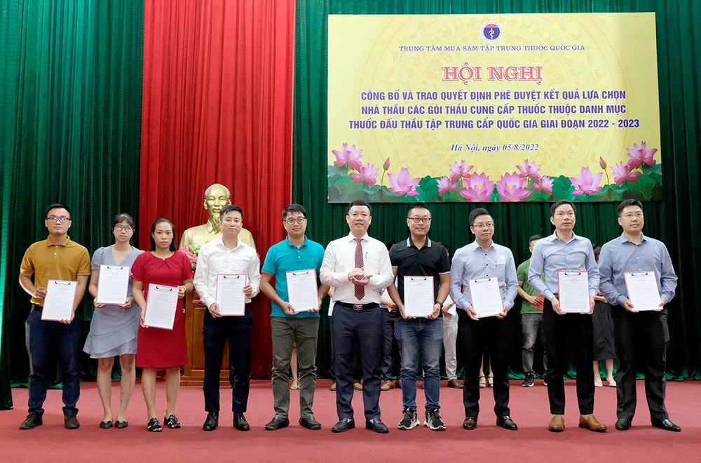 Ông Lê Thanh Dũng – Giám đốc Trung tâm Mua sắm tập trung thuốc quốc gia trao quyết định phê duyệt kết quả lựa chọn nhà thầu các gói thầu cung cấp thuốc thuộc danh mục thuốc đấu thầu tập trung cấp quốc gia giai đoạn 2022-2023. Ảnh: Trần Minh Ông Lê Thanh Dũng – Giám đốc Trung tâm Mua sắm tập trung thuốc quốc gia trao quyết định phê duyệt kết quả lựa chọn nhà thầu các gói thầu cung cấp thuốc thuộc danh mục thuốc đấu thầu tập trung cấp quốc gia giai đoạn 2022-2023. Ảnh: Trần Minh