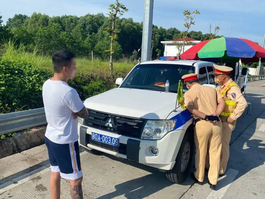 Tài xế NVH làm việc với lực lượng CSGT. Ảnh: UYÊN TRANG